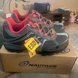 Nautilus safety steel toe shoes 7med. Women’s